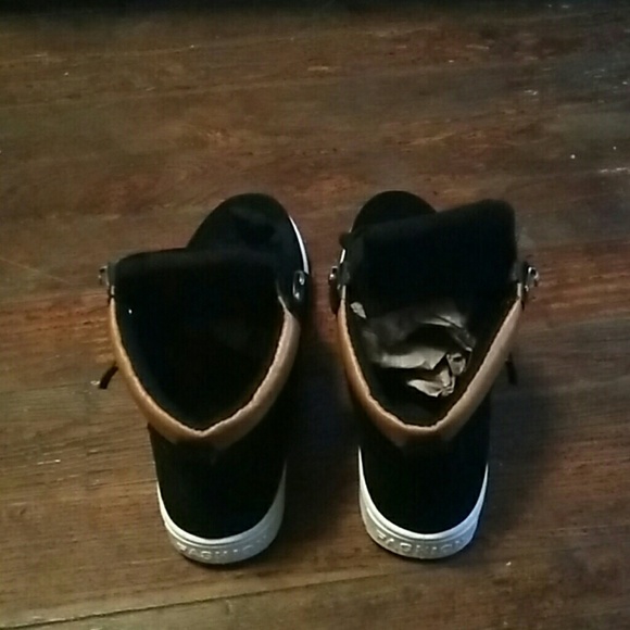 These are a pair of Fashion, non designer shoes - Picture 2 of 3